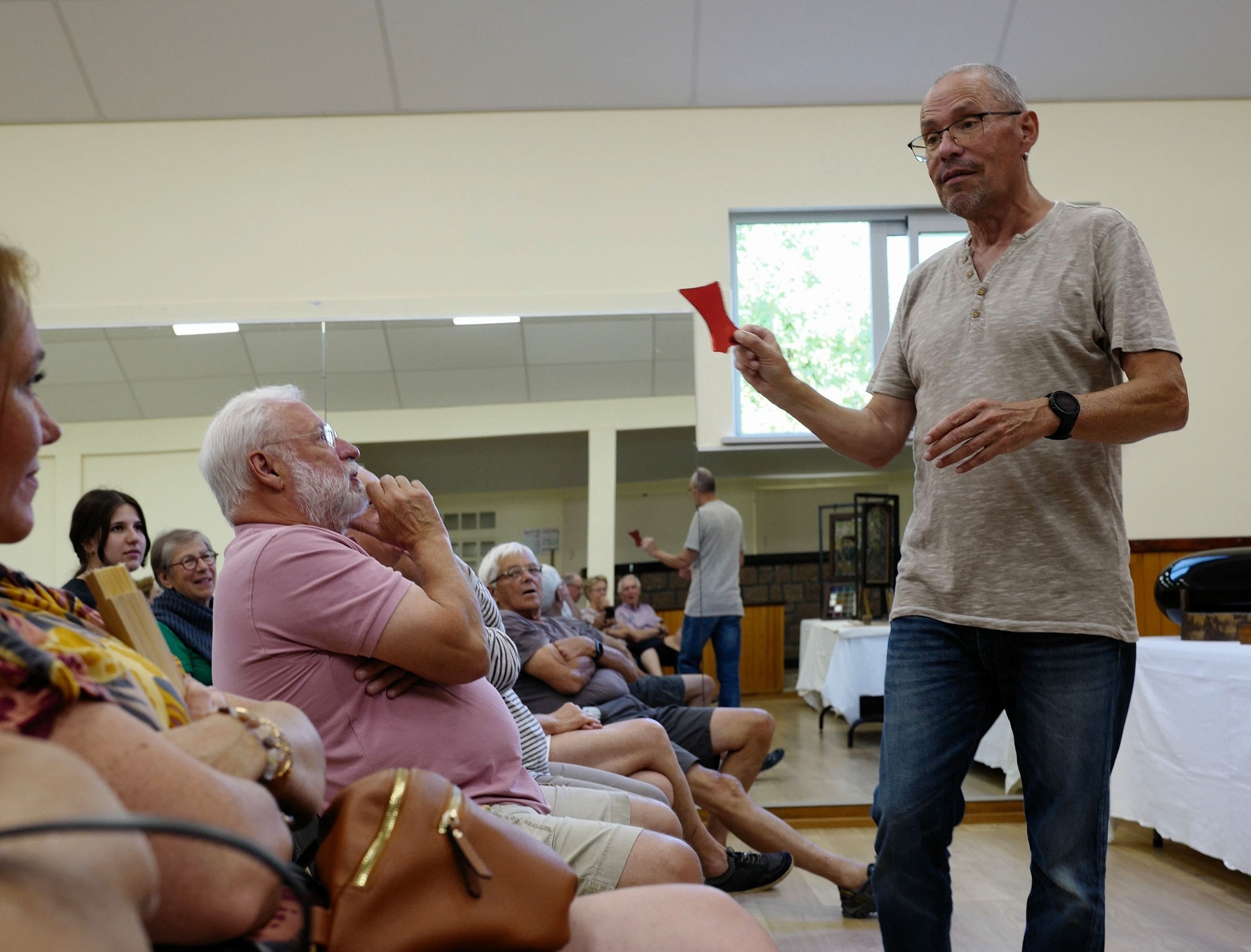 Serge Baroin échange avec le public pendant la conférence