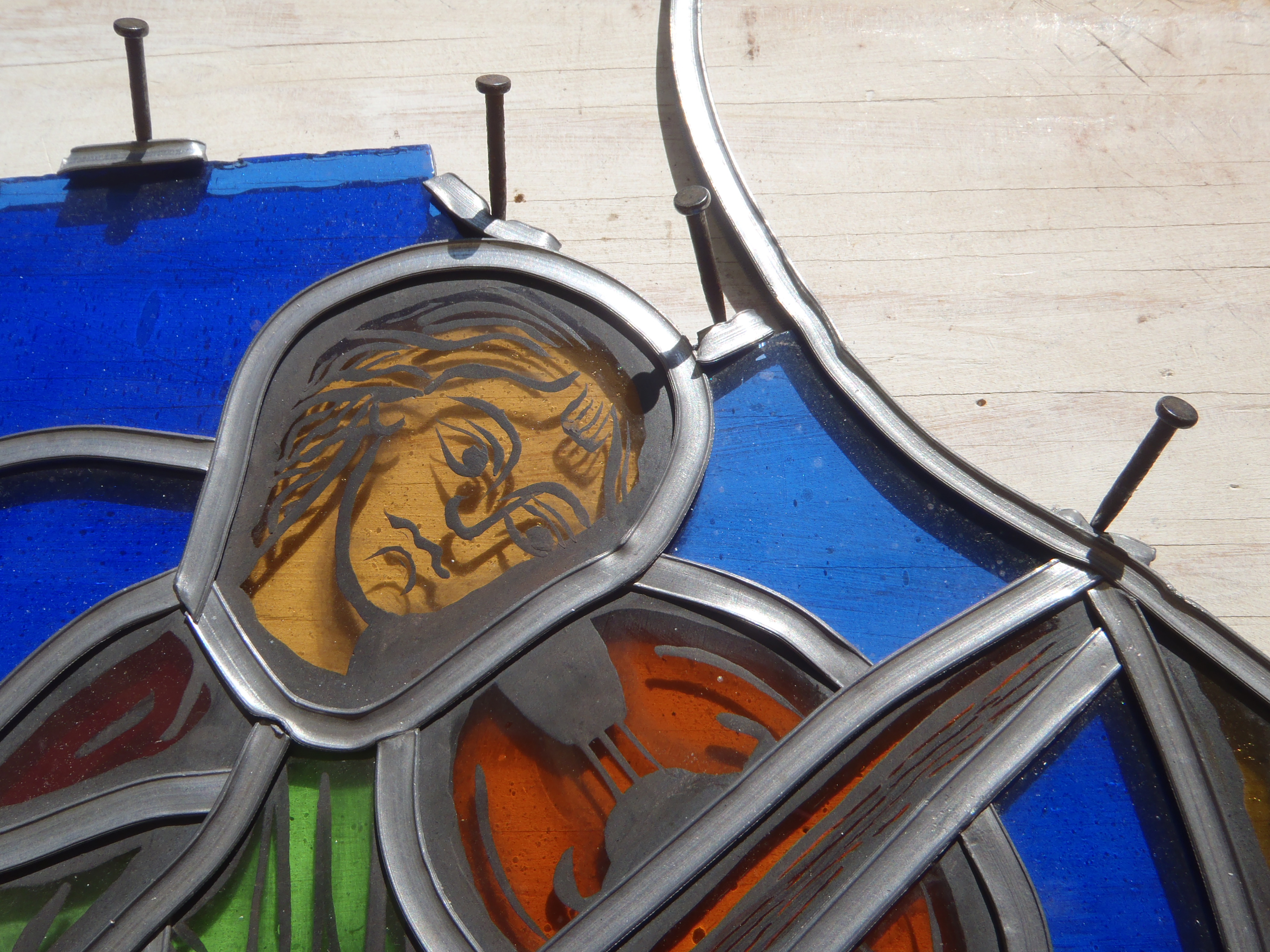 Détail d'un vitrail réalisé en verre coloré et plomb